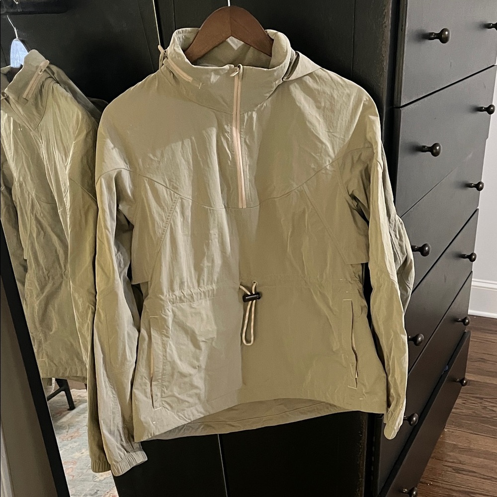lululemon athletica Women's Hooded Utility Anorak - Light Sage